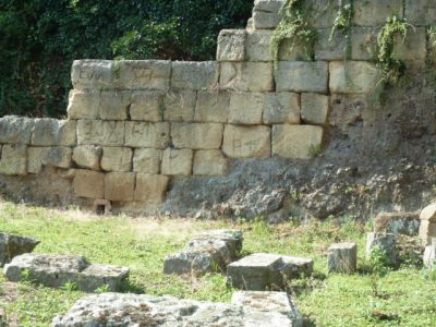 Resti di mura tufacee a Bolsena